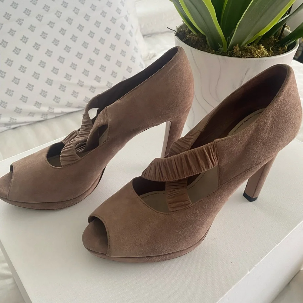 AUTHENTIC light pink Prada Heels Elegant Suede Design - Picture 1 of 14